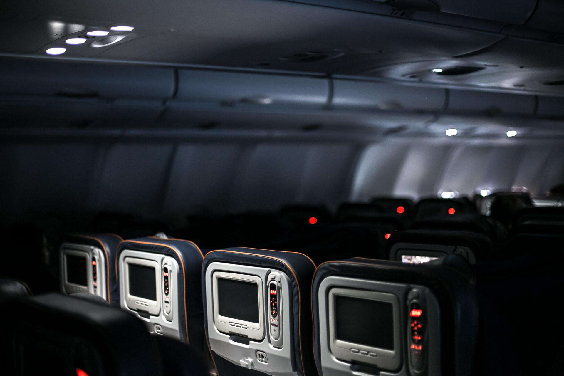 Nachts im Inneren eines Flugzeugs der Emirates Business Class