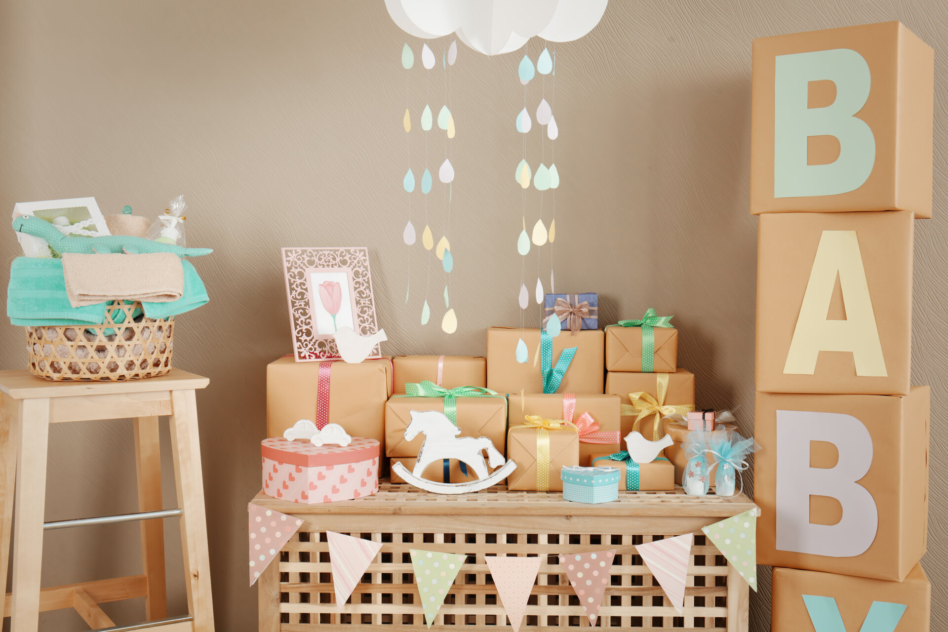 Geschenke und Dekorationen für die Babyparty im Haus