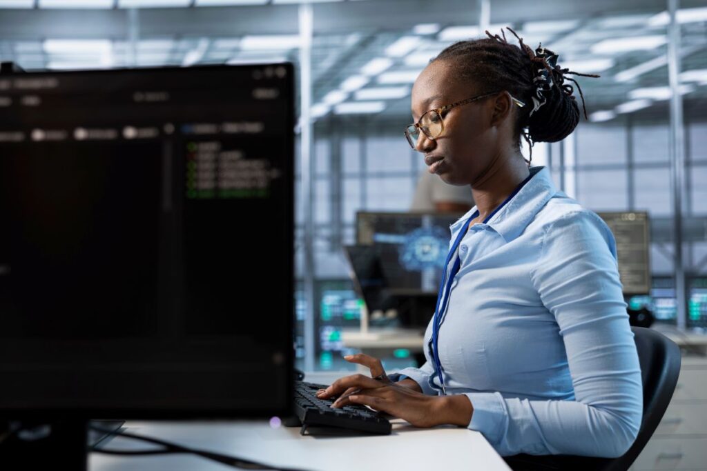 IT-Expertin arbeitet im Rechenzentrum mit Fokus auf Netzwerkmanagement und Einsatz von SFP Modul