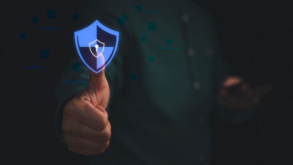 Daumen hoch mit digitalem Schutzschild zur Darstellung der Netzwerksicherheit durch SFP Modul